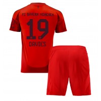 Maglia Calcio Bayern Munich Alphonso Davies #19 Prima Divisa Bambino 2024-25 Manica Corta (+ pantaloncini)